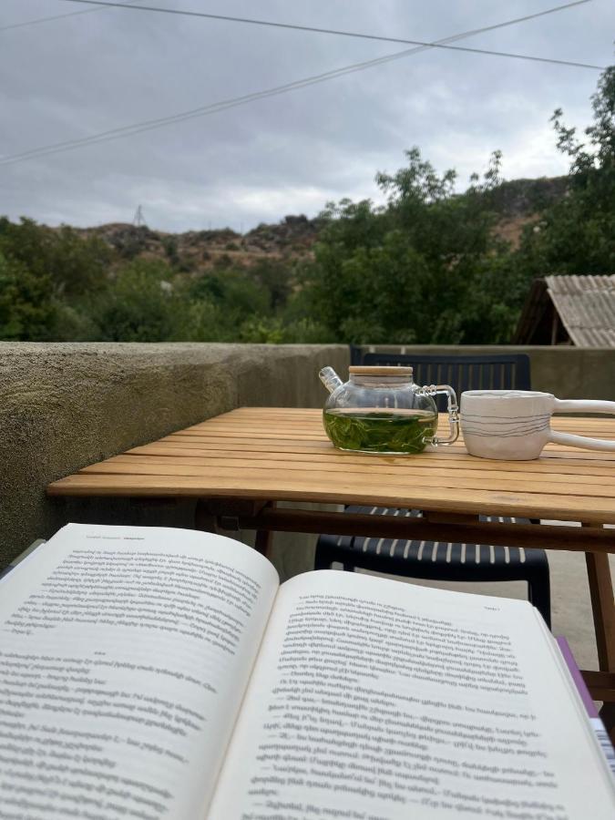 Zove Rural Cottage With Garden Views K'arashamb Exterior photo