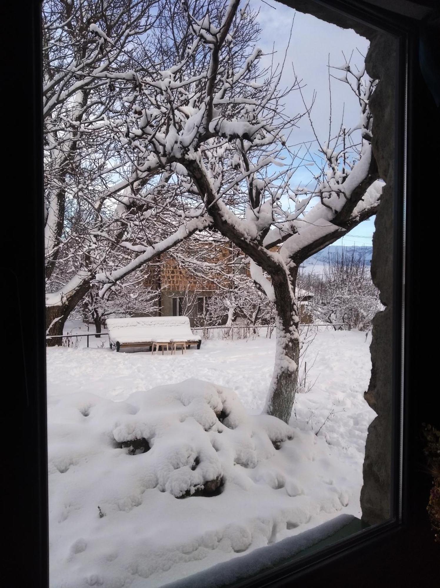 Zove Rural Cottage With Garden Views K'arashamb Exterior photo