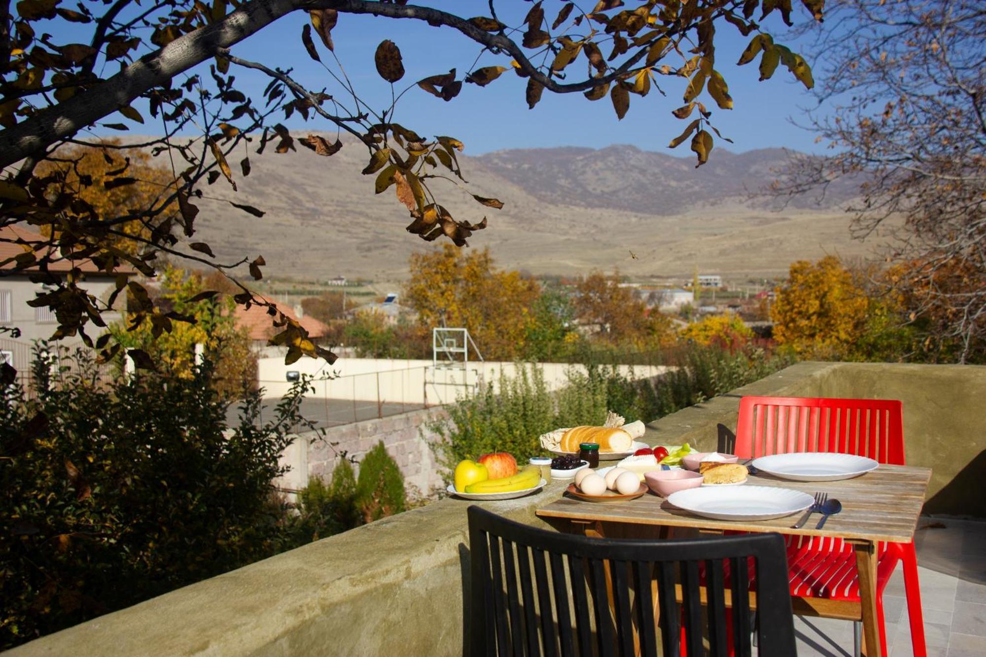 Zove Rural Cottage With Garden Views K'arashamb Exterior photo