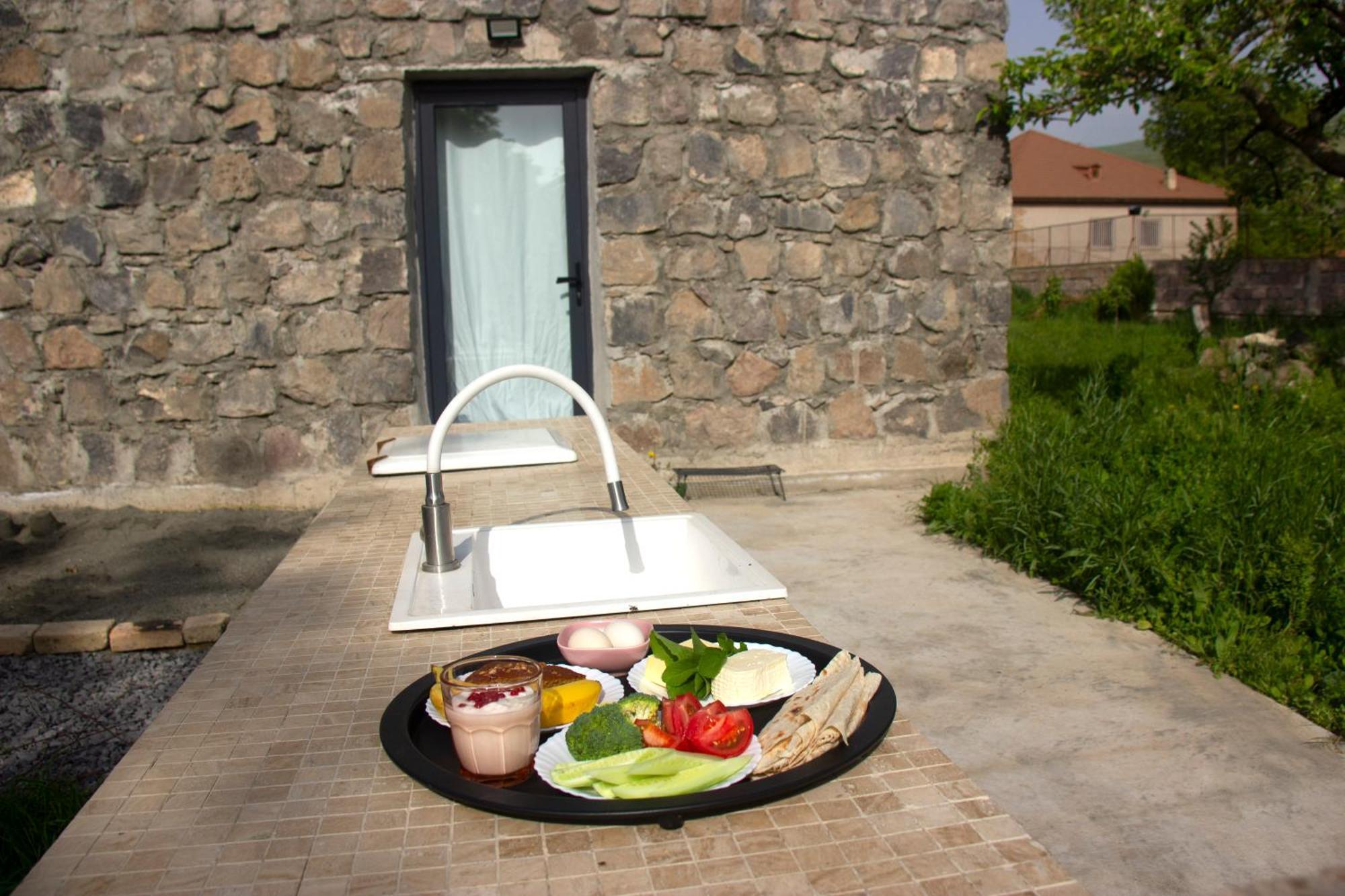 Zove Rural Cottage With Garden Views K'arashamb Exterior photo